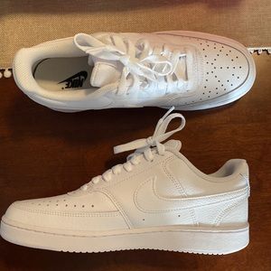 Nike size 9 white court vision low